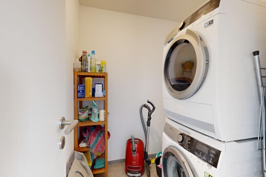 buanderie avec lave-linge et sèche-linge superposés, drywall, cloison sèche, inside property, et buanderie
