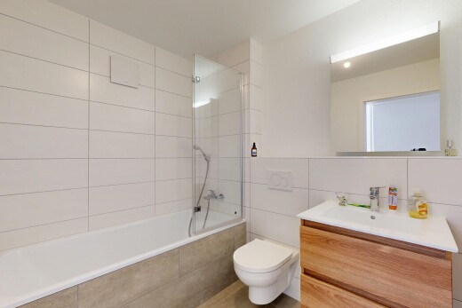 salle de bains avec tile wall, mur en carrelage, lavabo (ou coiffeuse selon le contexte), salle de bain complète, et inside property