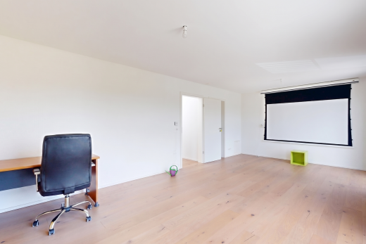 pièce vide avec drywall, cloison sèche, wood finish floor, sol en finition bois, et espace bureau