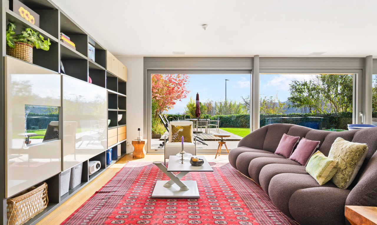 wohnzimmer mit inside property, day time, natural light, und natürliches licht