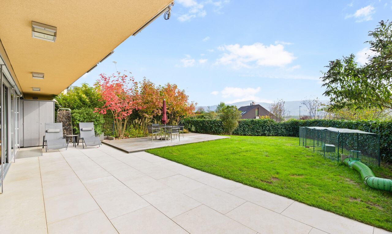 terrasse mit terrasse, from property, rasen, day time, und zaun