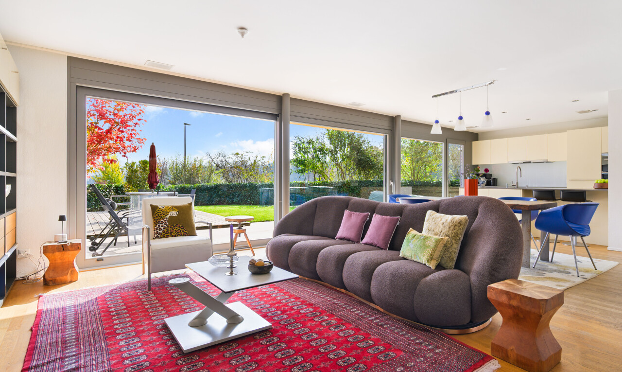 wohn- / esszimmer mit wood finish floor, holzfußboden, inside property, natural light, und natürliches licht