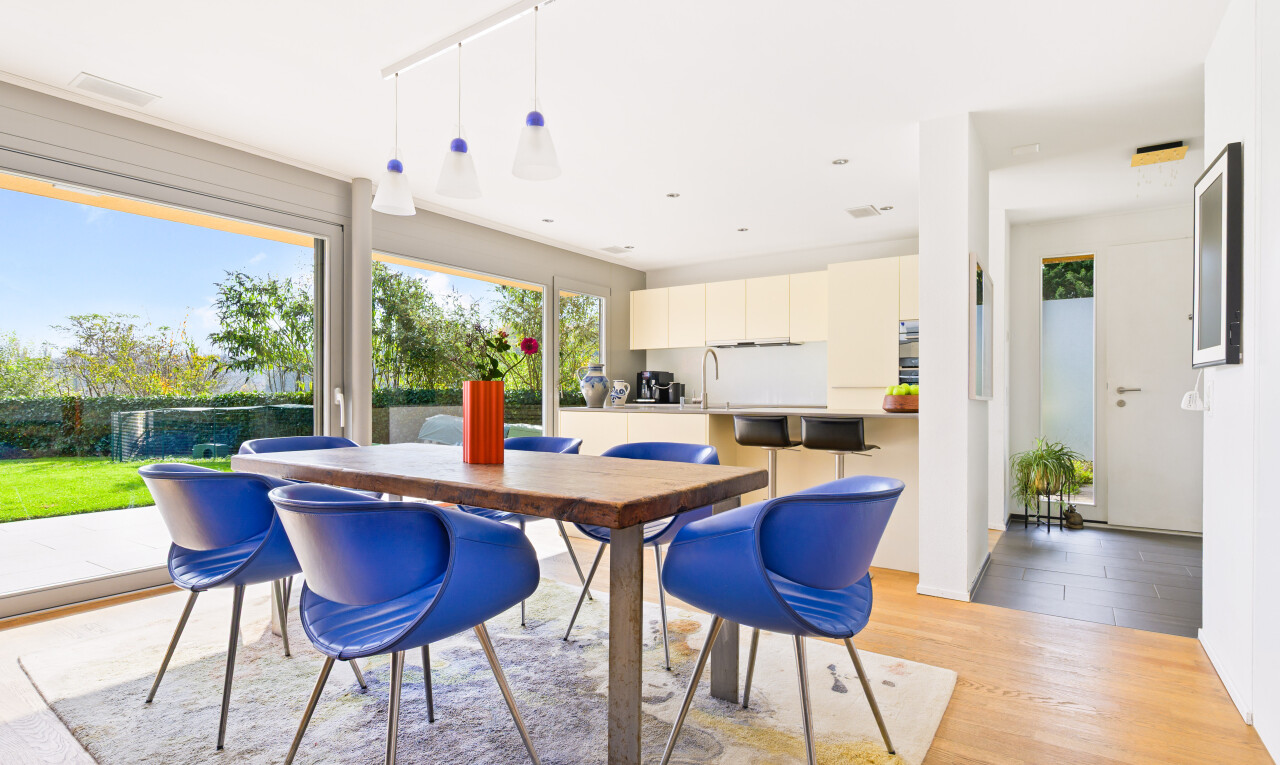 esszimmer mit holzfußboden, wood finish floor, natürliches licht, natural light, und gipskartonwand
