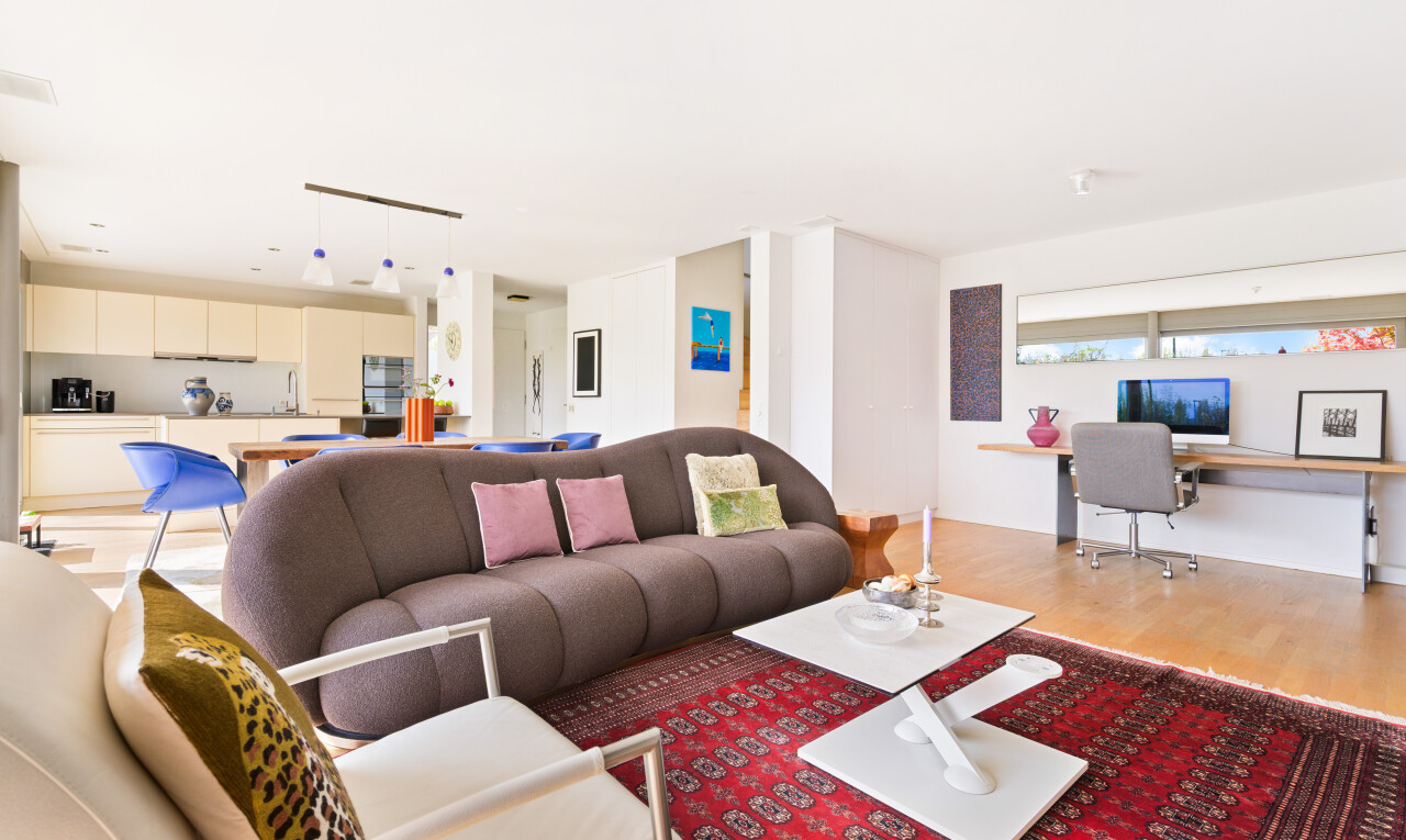 wohnzimmer mit bürobereich, wood finish floor, holzfußboden, eingebauter schreibtisch, und inside property