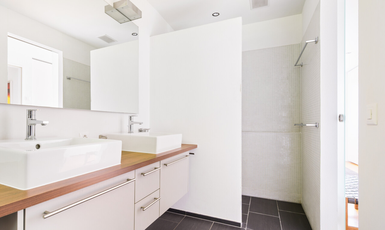 bad mit doppelwaschtisch, waschbecken, inside property, komplettes badezimmer, und tile floor