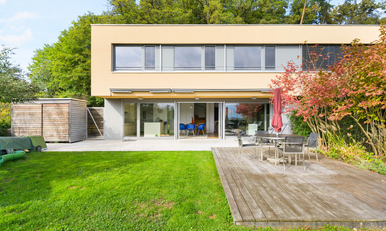 außenansicht mit stuckverkleidung, terrasse, day time, property visible, und rasen