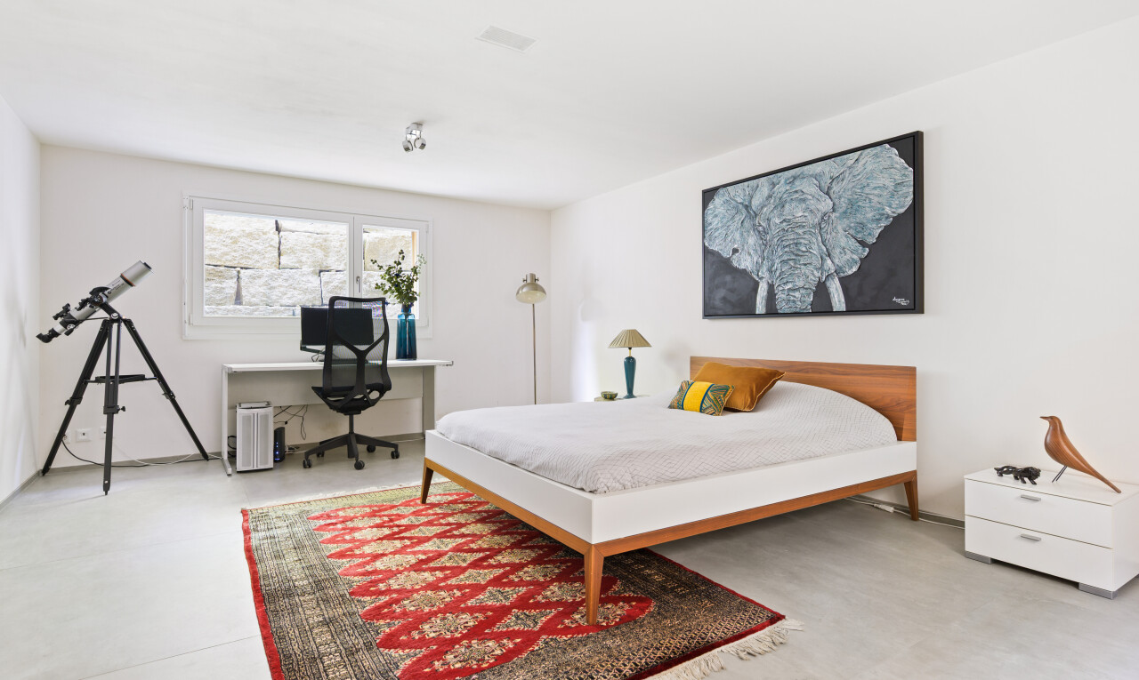 zimmer / schlafzimmer mit inside property, natural light, natürliches licht, drywall, und gipskartonwand