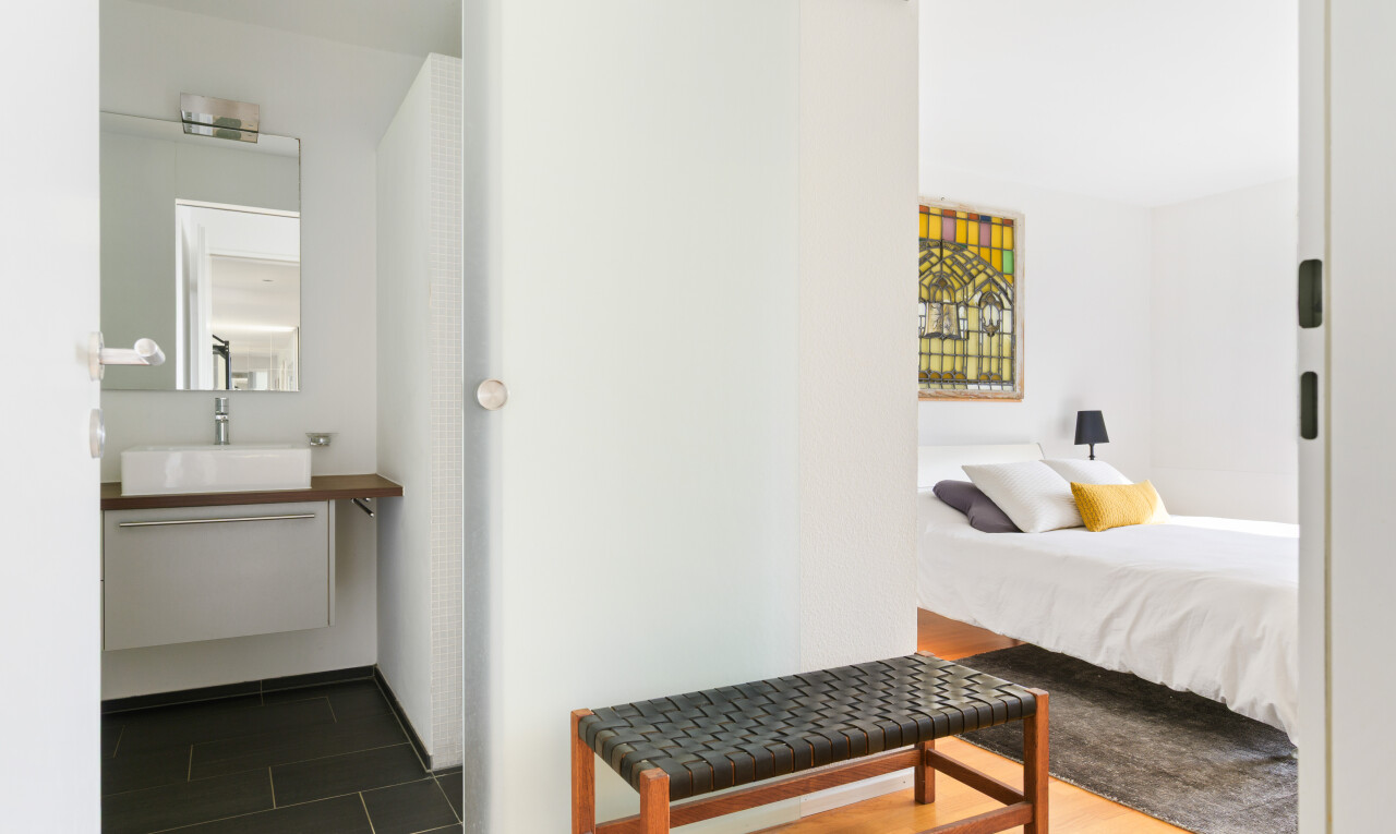 zimmer / schlafzimmer mit inside property, drywall, gipskartonwand, wood finish floor, und holzfußboden