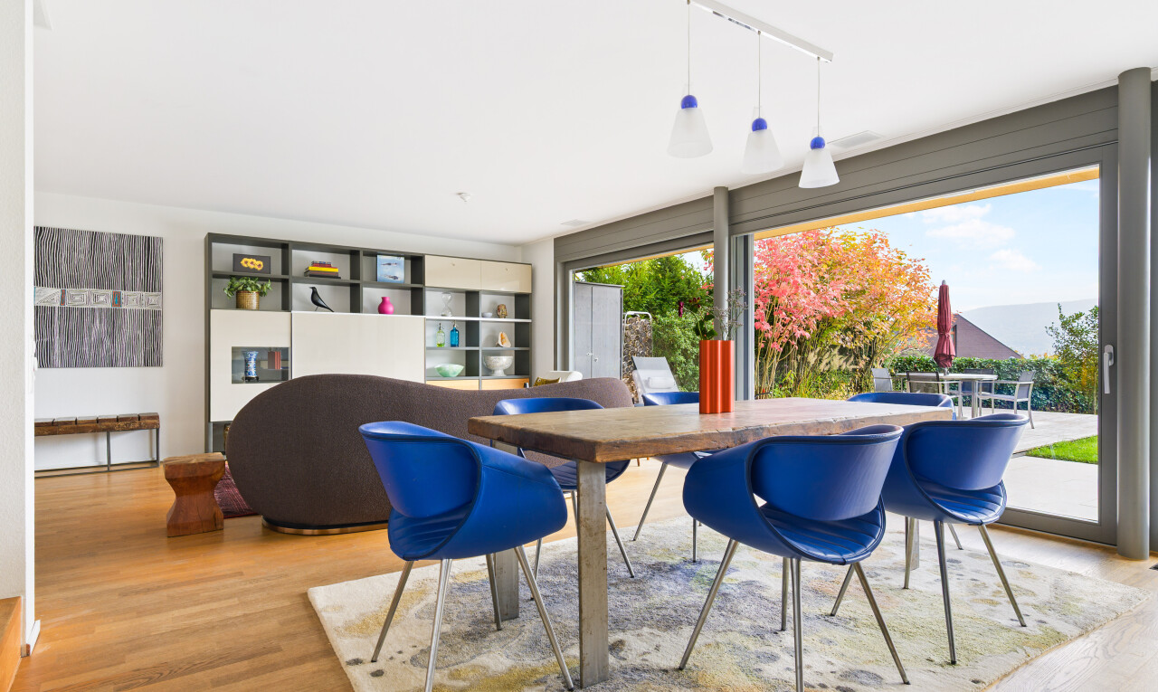 wohn- / esszimmer mit inside property, natural light, natürliches licht, wood finish floor, und holzfußboden