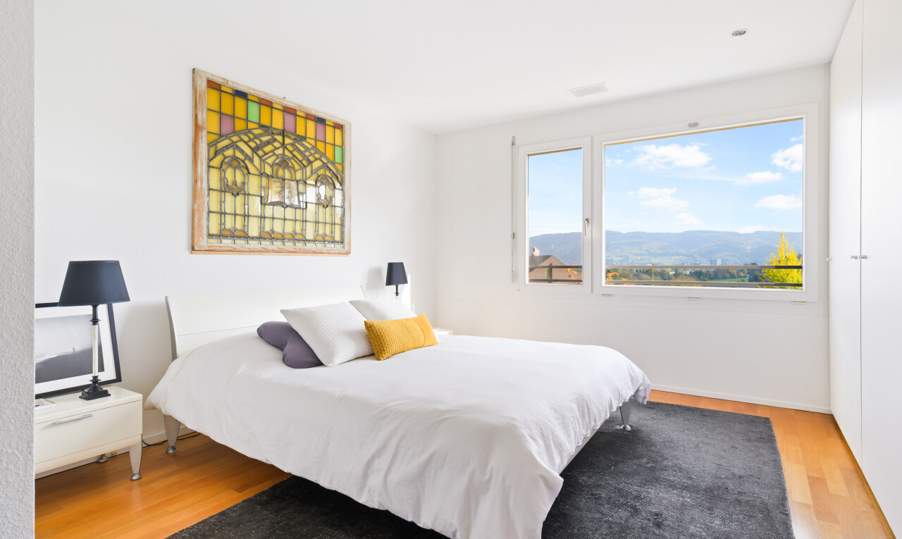 zimmer / schlafzimmer mit wood finish floor, holzfußboden, natural light, natürliches licht, und inside property