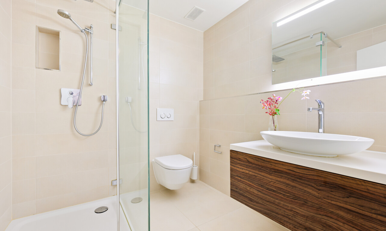 bad mit tile wall, fliesenwand, schminktisch, inside property, und komplettes badezimmer