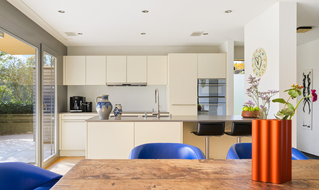 küche mit inside property, doppel backofen, schränke mit flachen paneelen, arbeitsplatten, und gipskartonwand