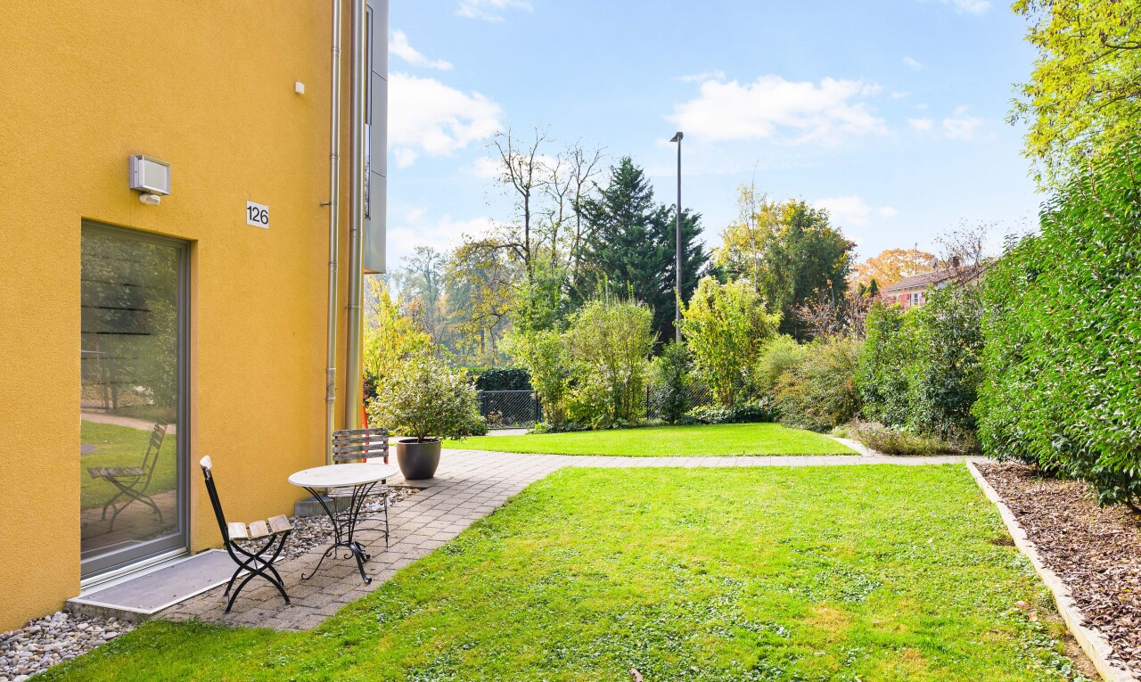 garten mit terrasse, rasen, day time, und from property