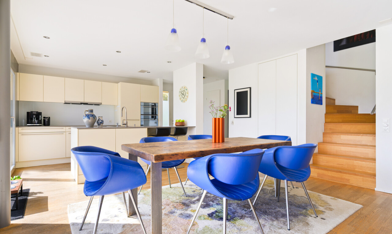 esszimmer mit inside property, treppen, wood finish floor, holzfußboden, und drywall