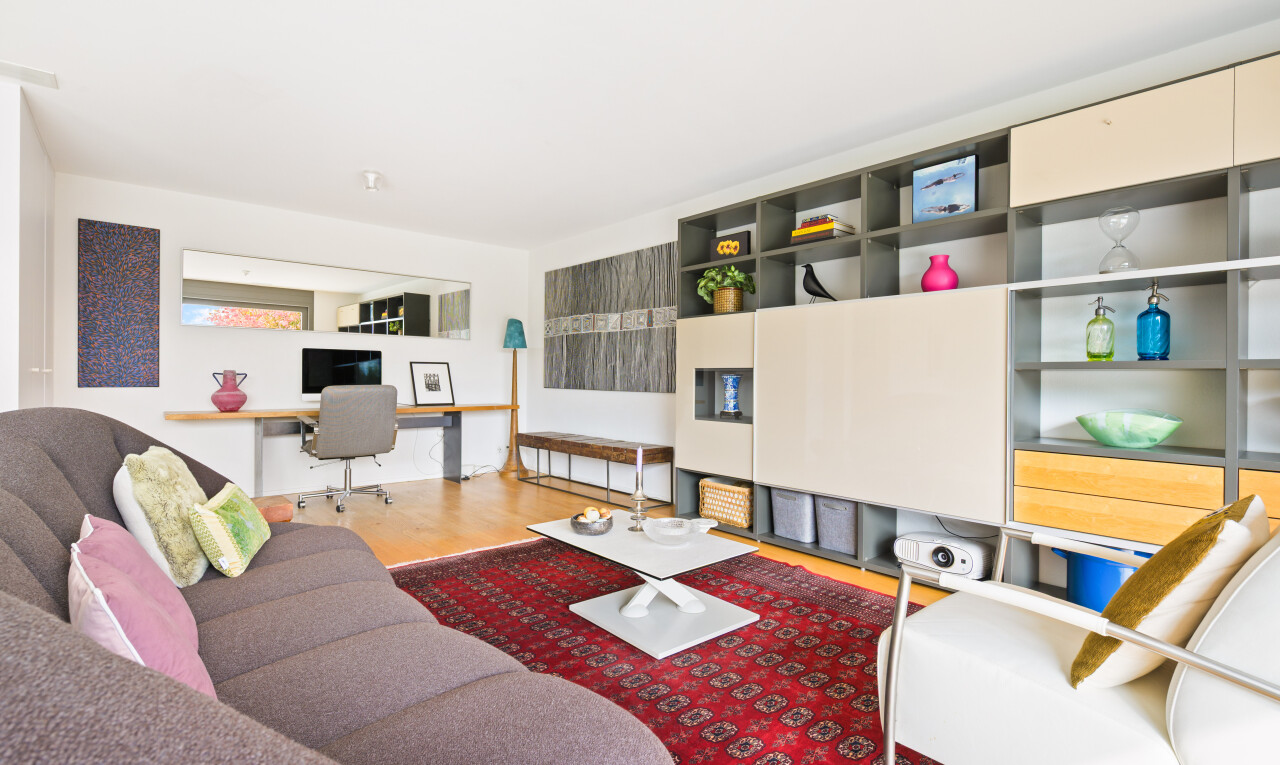wohnzimmer mit bürobereich, inside property, eingebauter schreibtisch, fernseher, und drywall