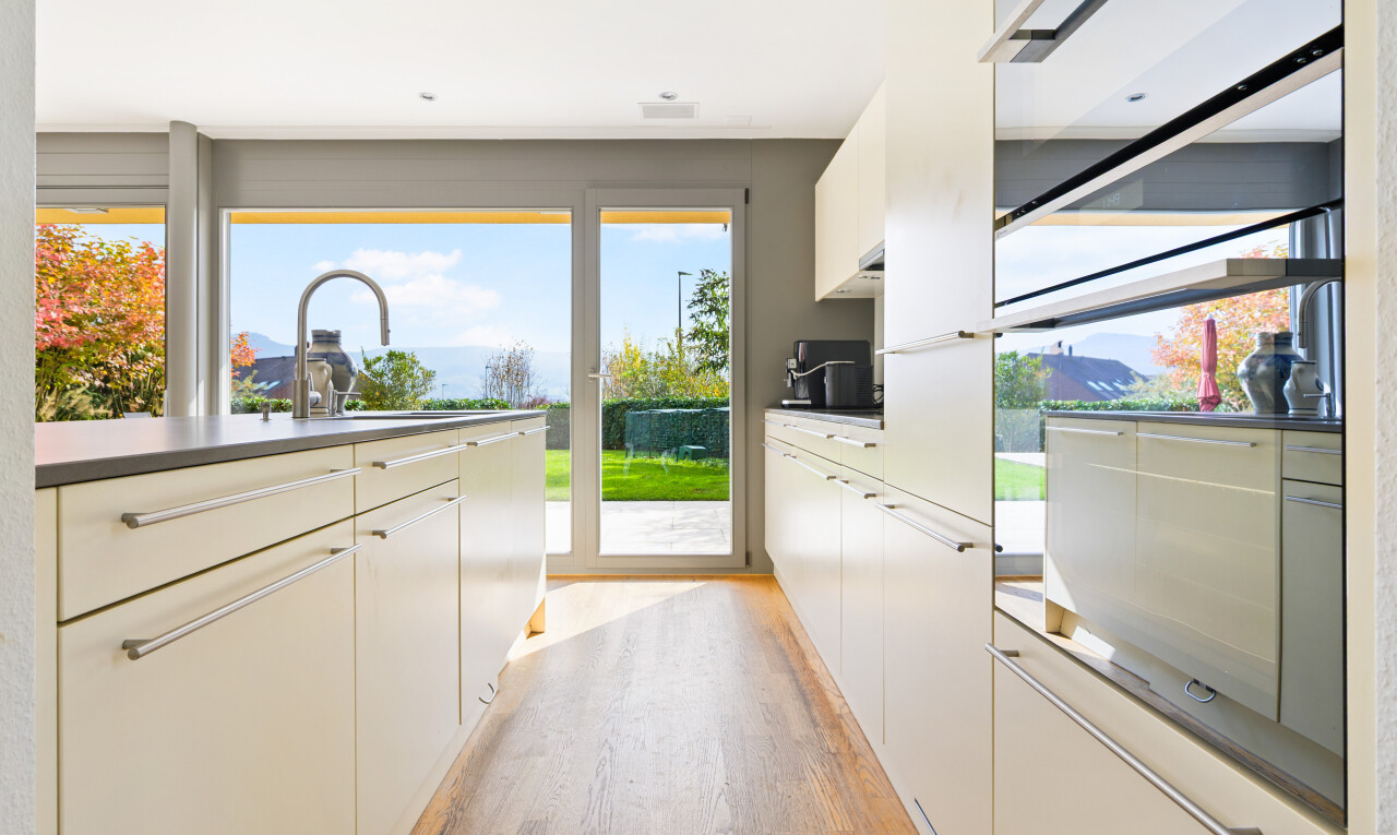 küche mit inside property, holzfußboden, wood finish floor, day time, und natürliches licht