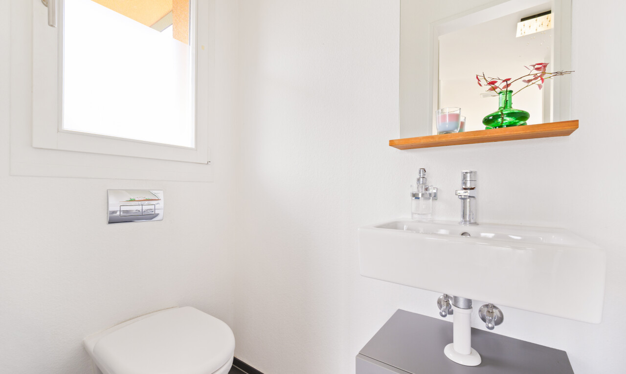 bad mit gäste-wc, inside property, natural light, natürliches licht, und spiegel