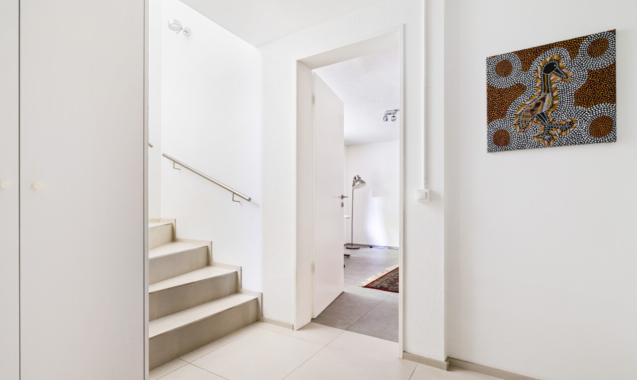 treppe mit gipskartonwand, drywall, inside property, fliesenboden, und tile floor