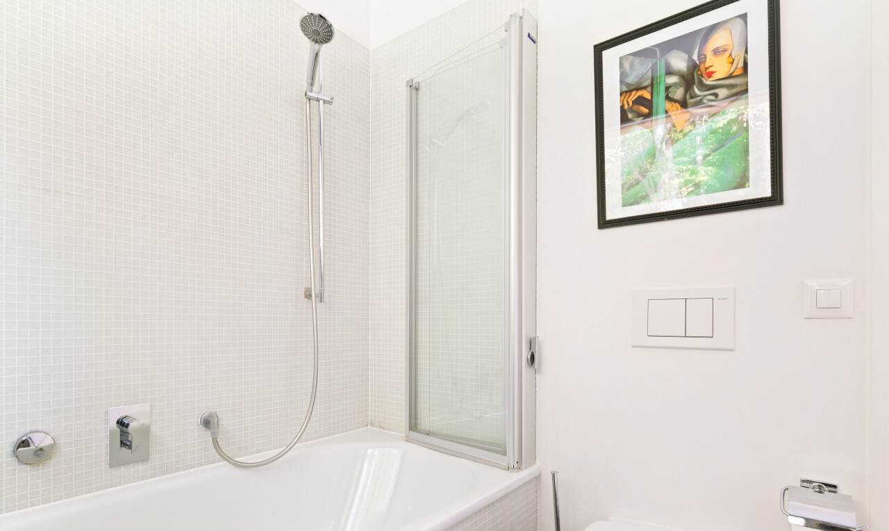 bad mit inside property, komplettes badezimmer, kombiniertes bad / dusche, gipskartonwand, und drywall