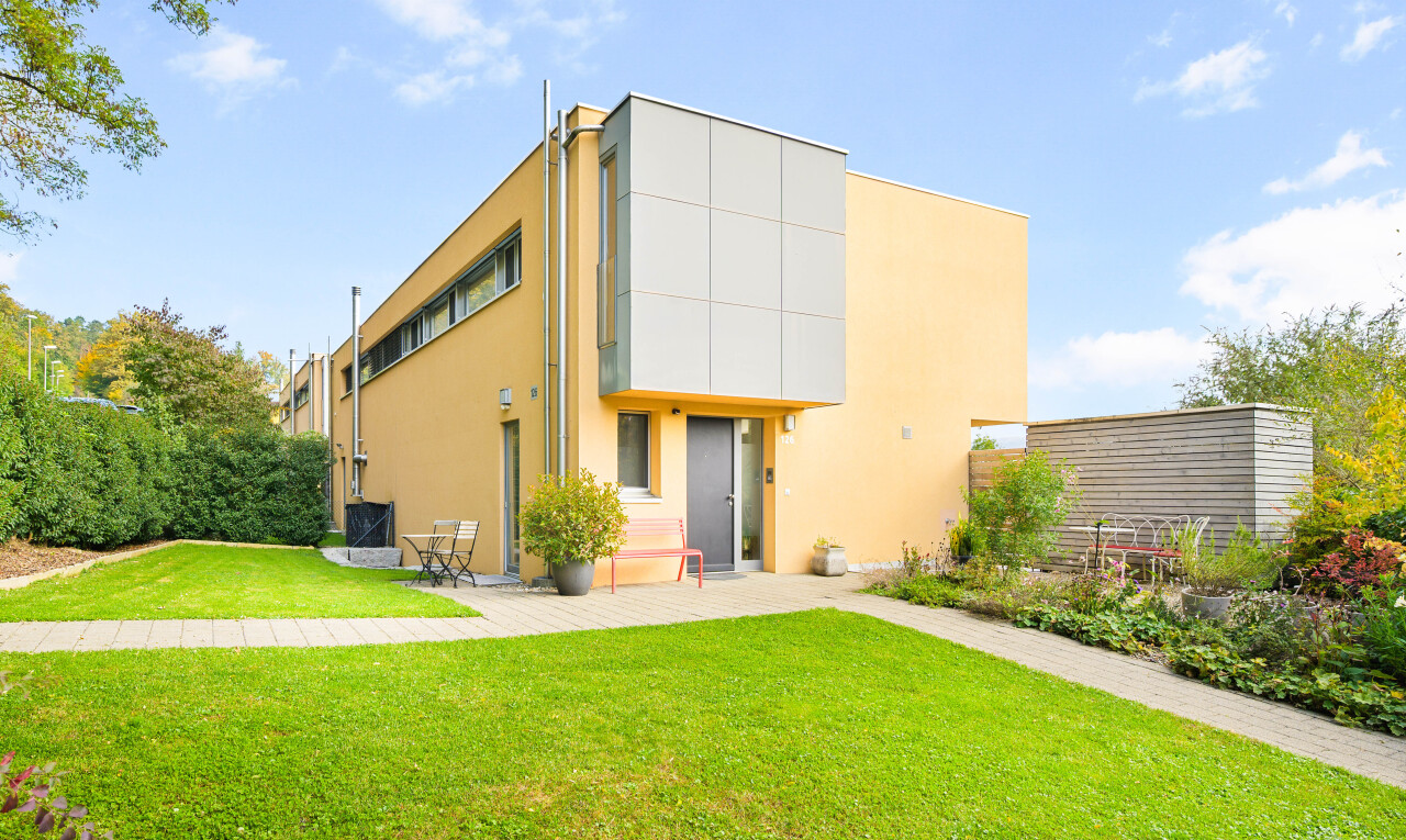 außenansicht mit rasen, stuckverkleidung, property visible, und day time