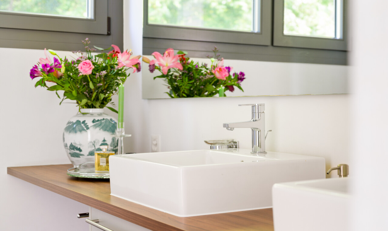 einzelheiten mit waschbecken, wall / siding, interior, object, und bathroom