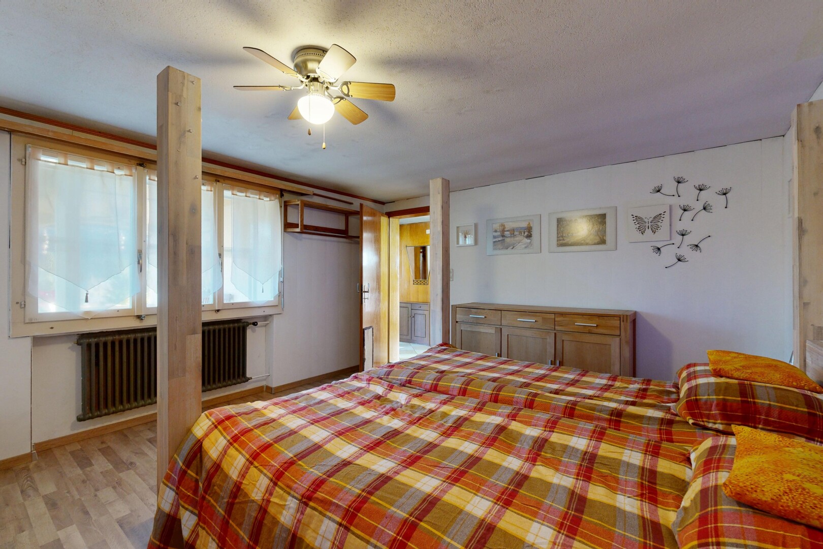chambre avec inside property, cloison sèche, drywall, lumière naturelle, et natural light