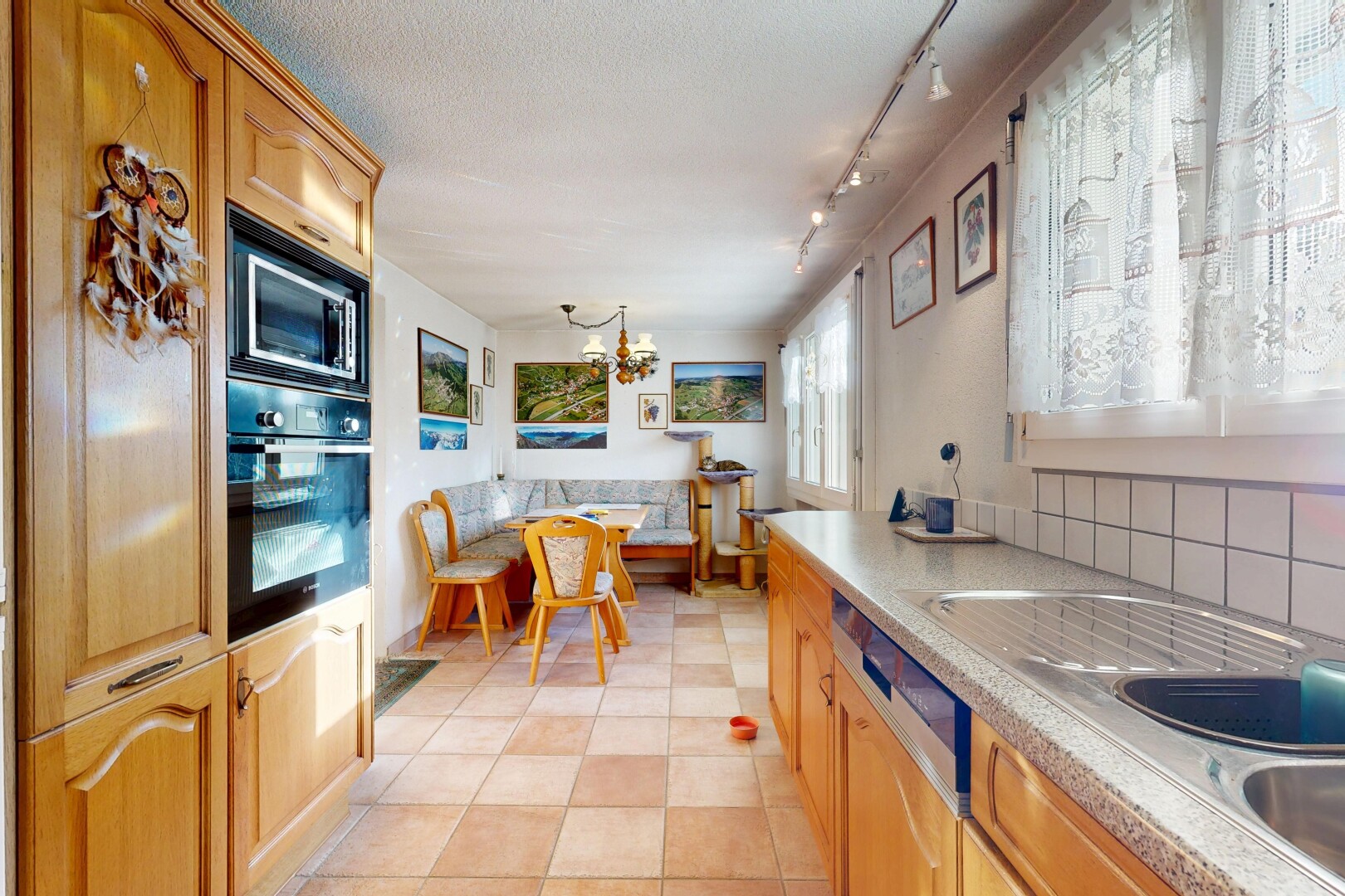 cuisine avec inside property, four, lustre remarquable, track lighting, et éclairage sur rail
