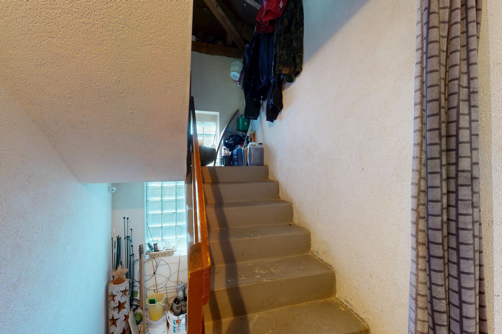 escaliers avec textured wall, mur texturé, et escaliers