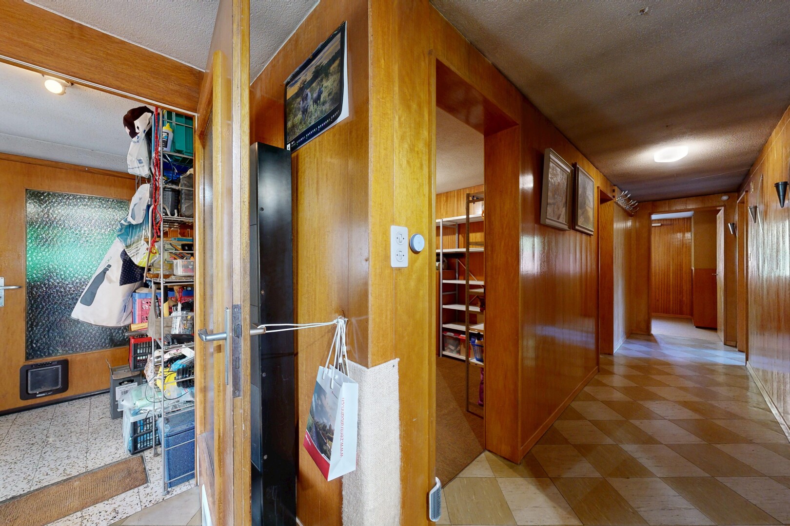 couloir avec inside property, wood wall, mur en bois, vinyl floor, et sol en vinyle