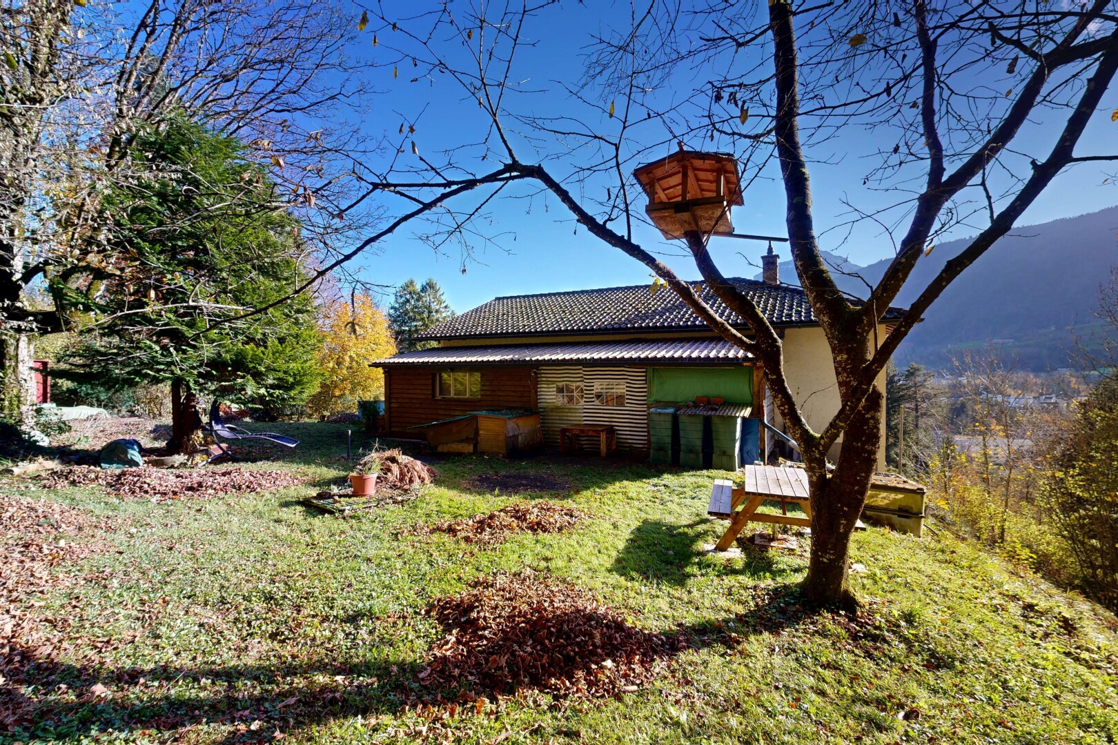 jardin avec day time, pelouse, et property visible