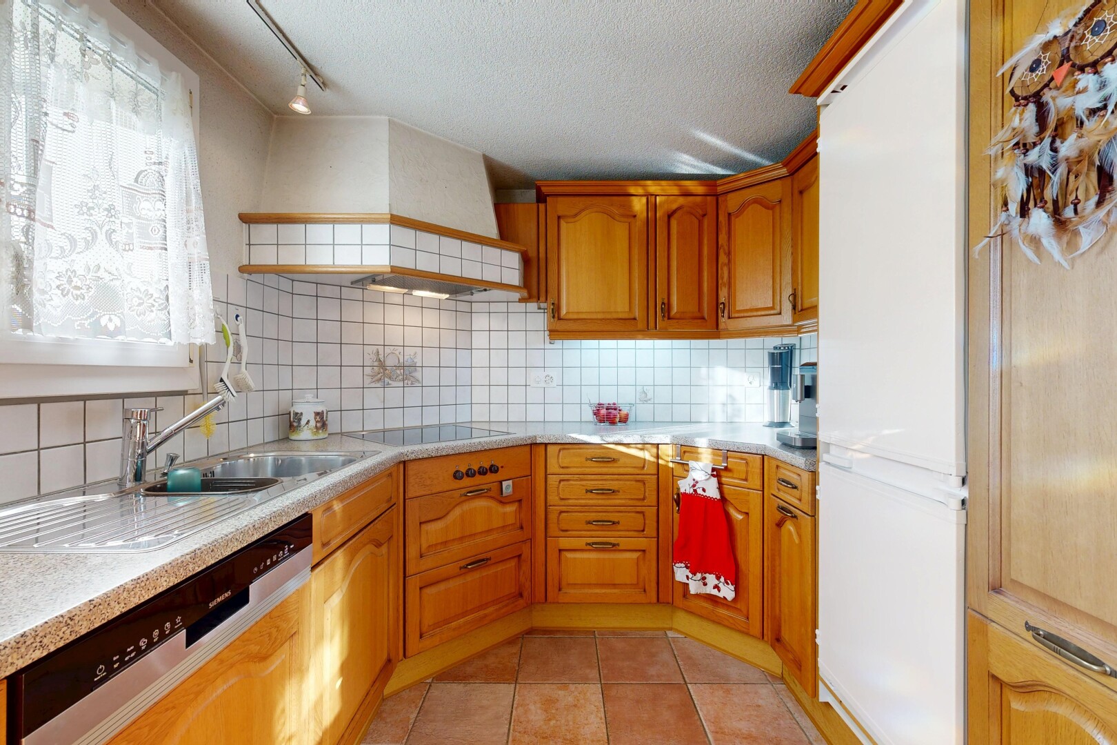 cuisine avec backsplash, dosseret, armoires en arc, lave-vaisselle, et inside property