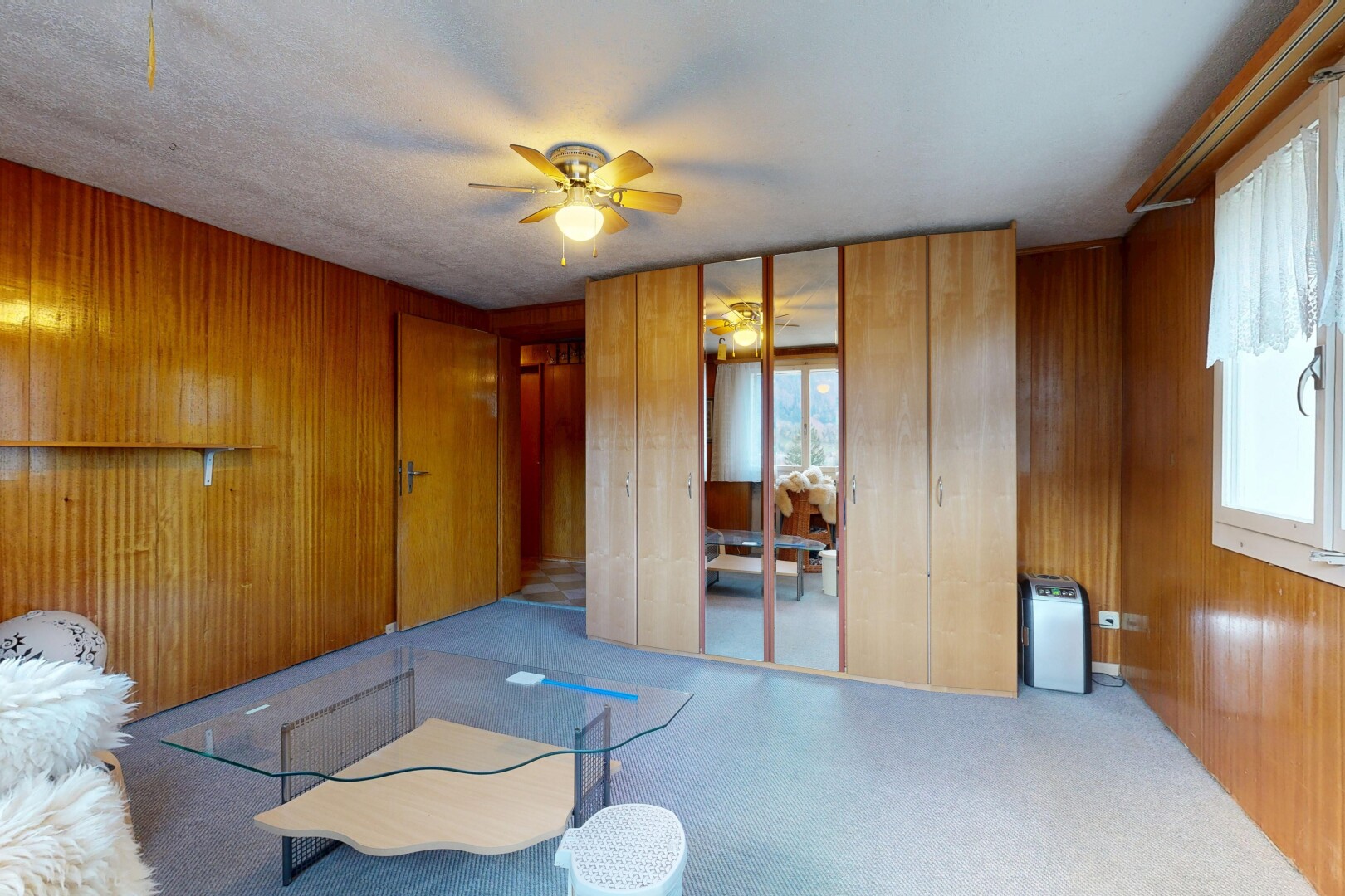 salon avec mur en bois, wood wall, lumière naturelle, natural light, et inside property
