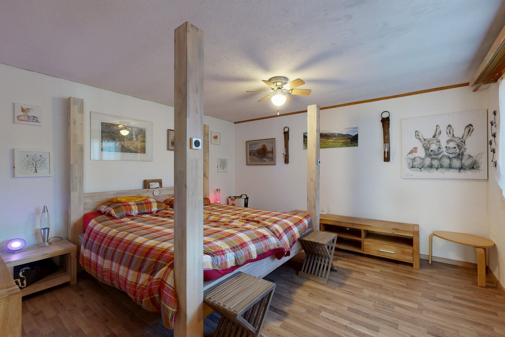 chambre avec inside property, wood finish floor, sol en finition bois, drywall, et cloison sèche