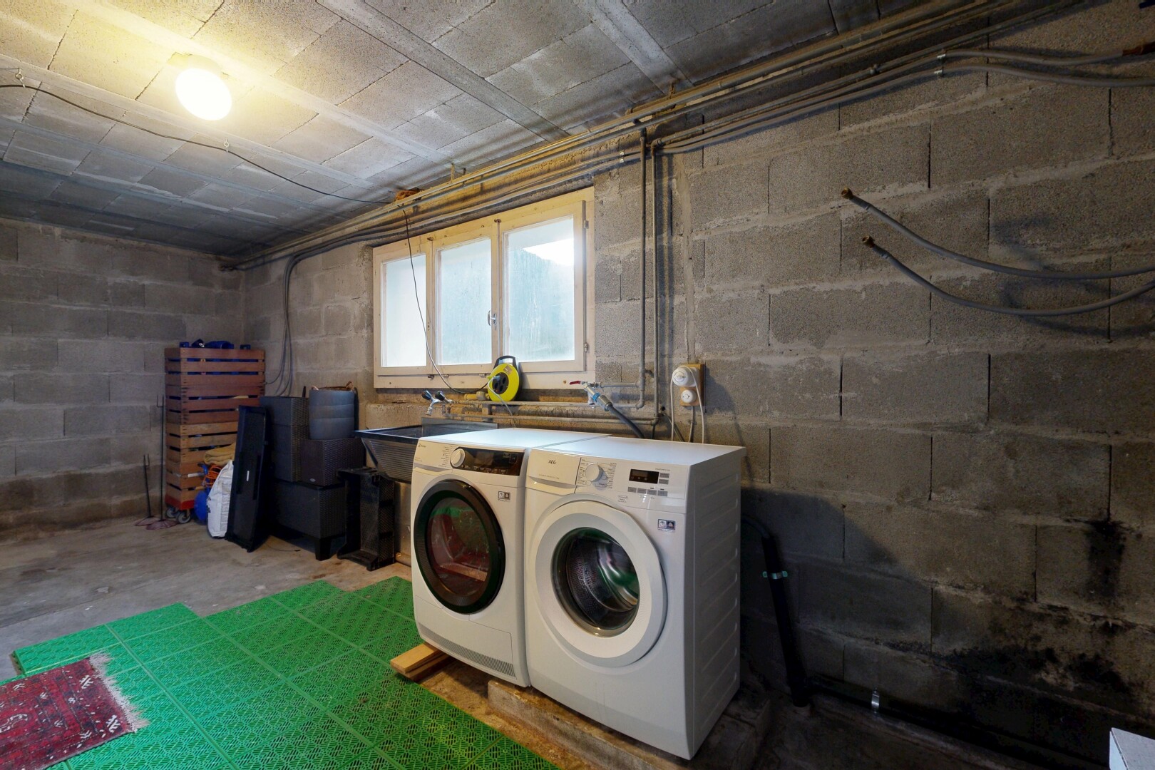buanderie avec inside property, natural light, lumière naturelle, buanderie, et lave-linge et sèche-linge séparés