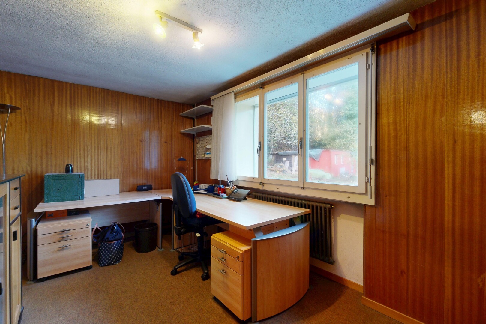 bureau avec wood wall, mur en bois, radiateur, inside property, et natural light
