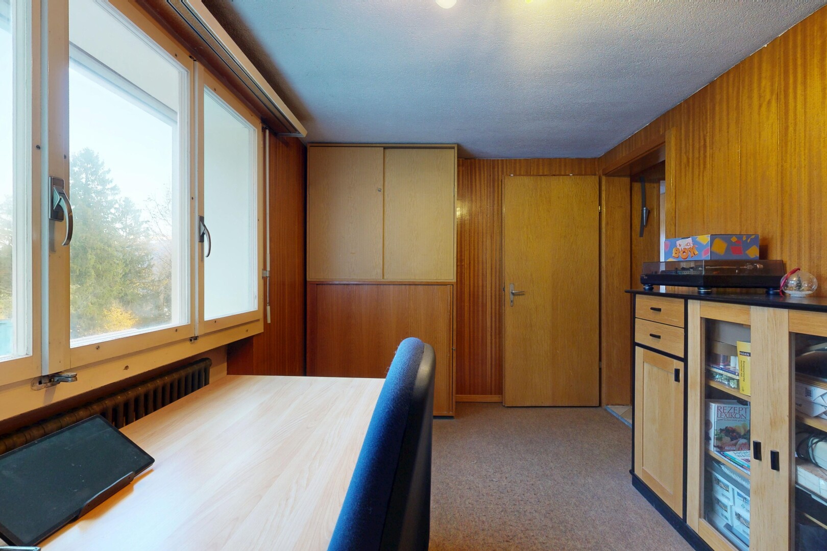 chambre avec mur en bois, wood wall, inside property, lumière naturelle, et natural light