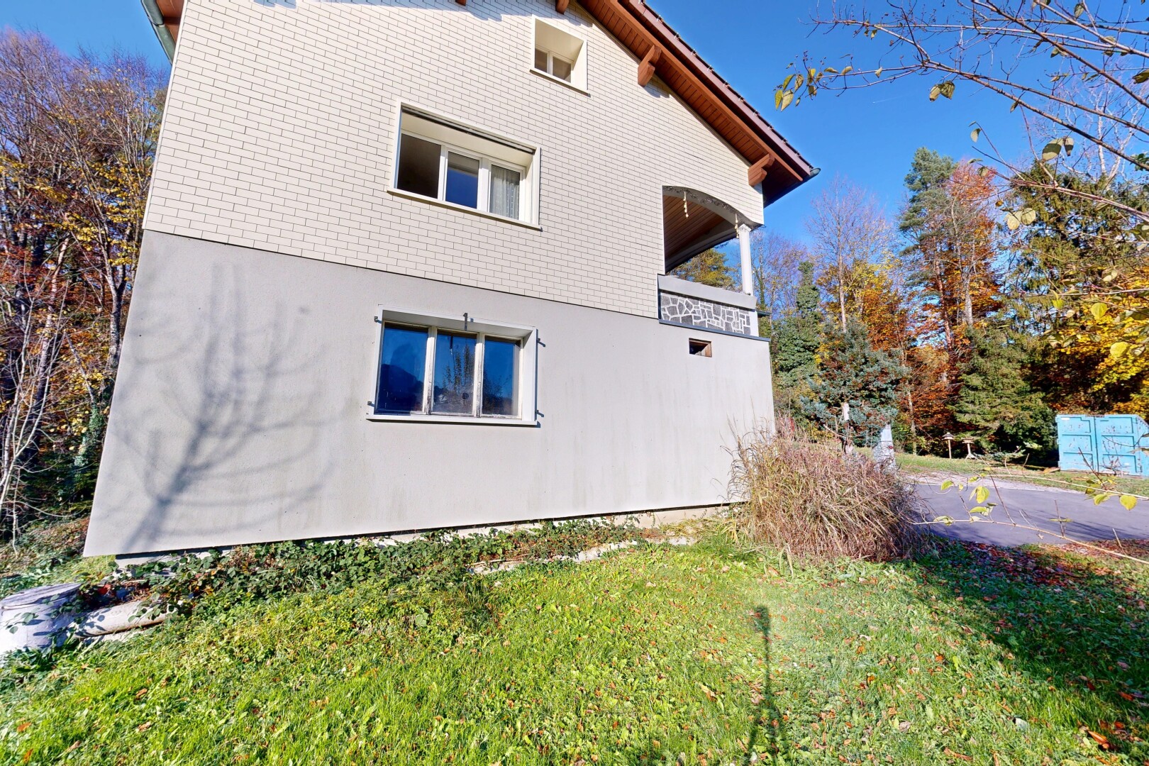 façade avec pelouse, day time, property visible, bardage en brique, et balcon