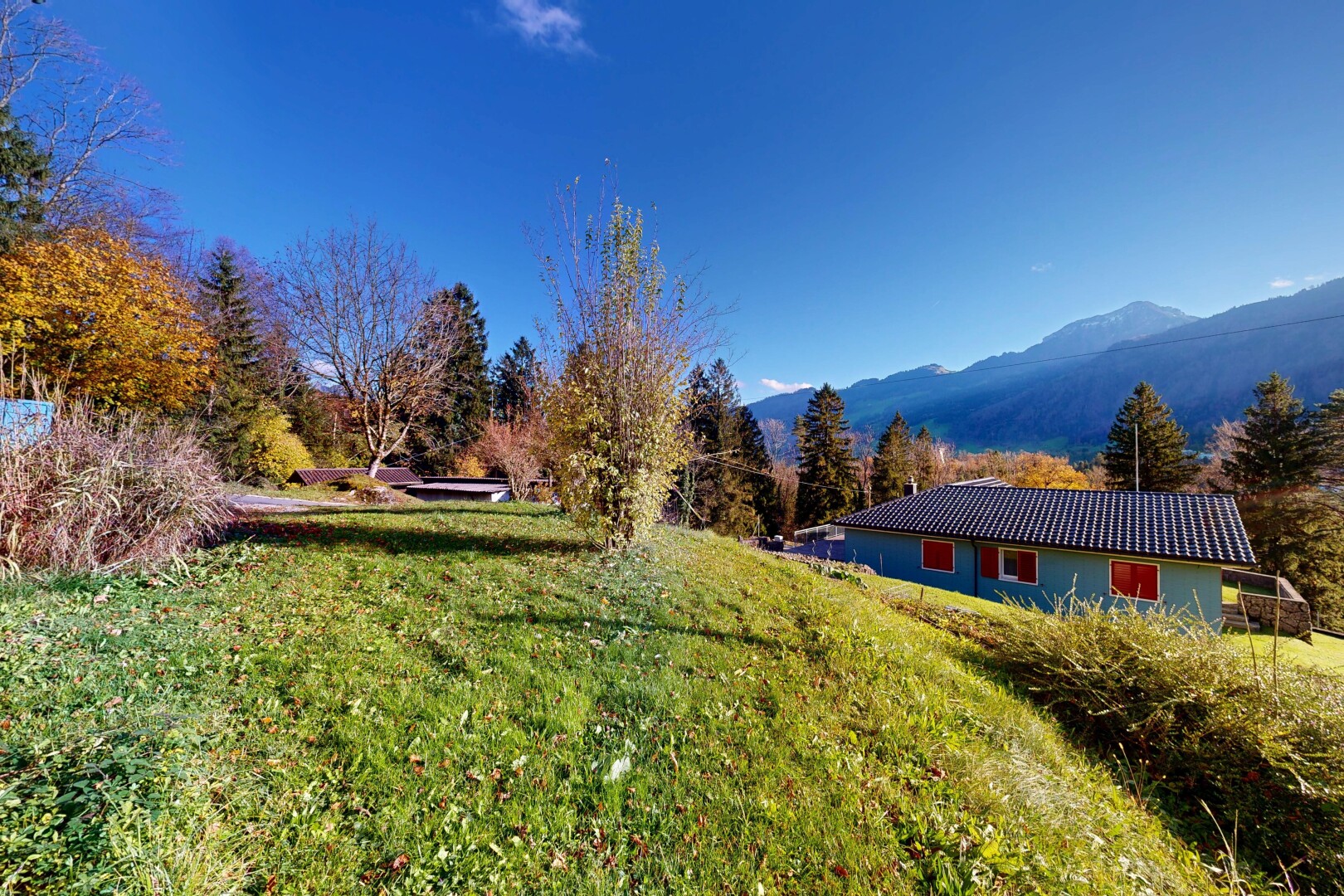 vue sur la montagne avec vue sur la montagne, mountain view, property visible, et day time