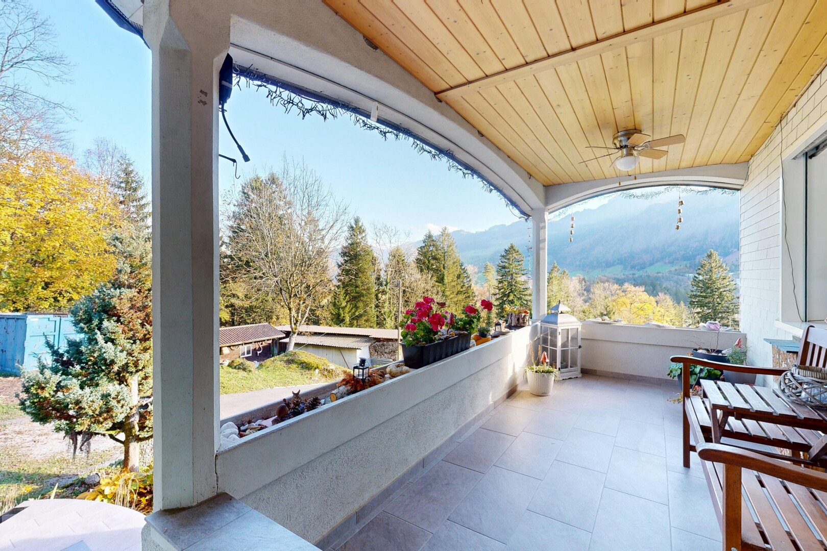 balcon avec véranda, ventilateur de plafond, from property, day time, et terrasse