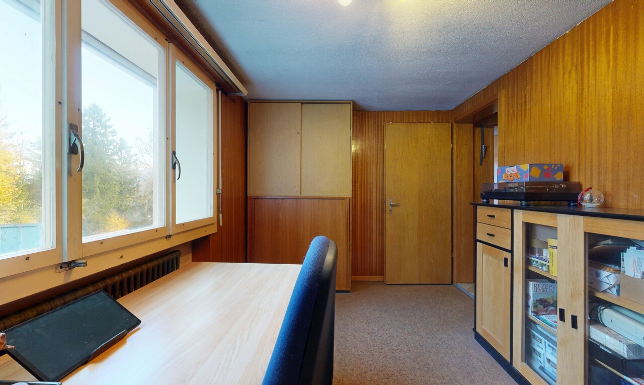 chambre avec mur en bois, wood wall, inside property, lumière naturelle, et natural light