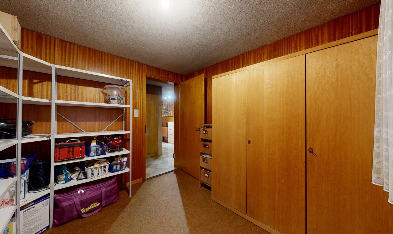 couloir avec inside property, wood wall, mur en bois, carpet, et moquette
