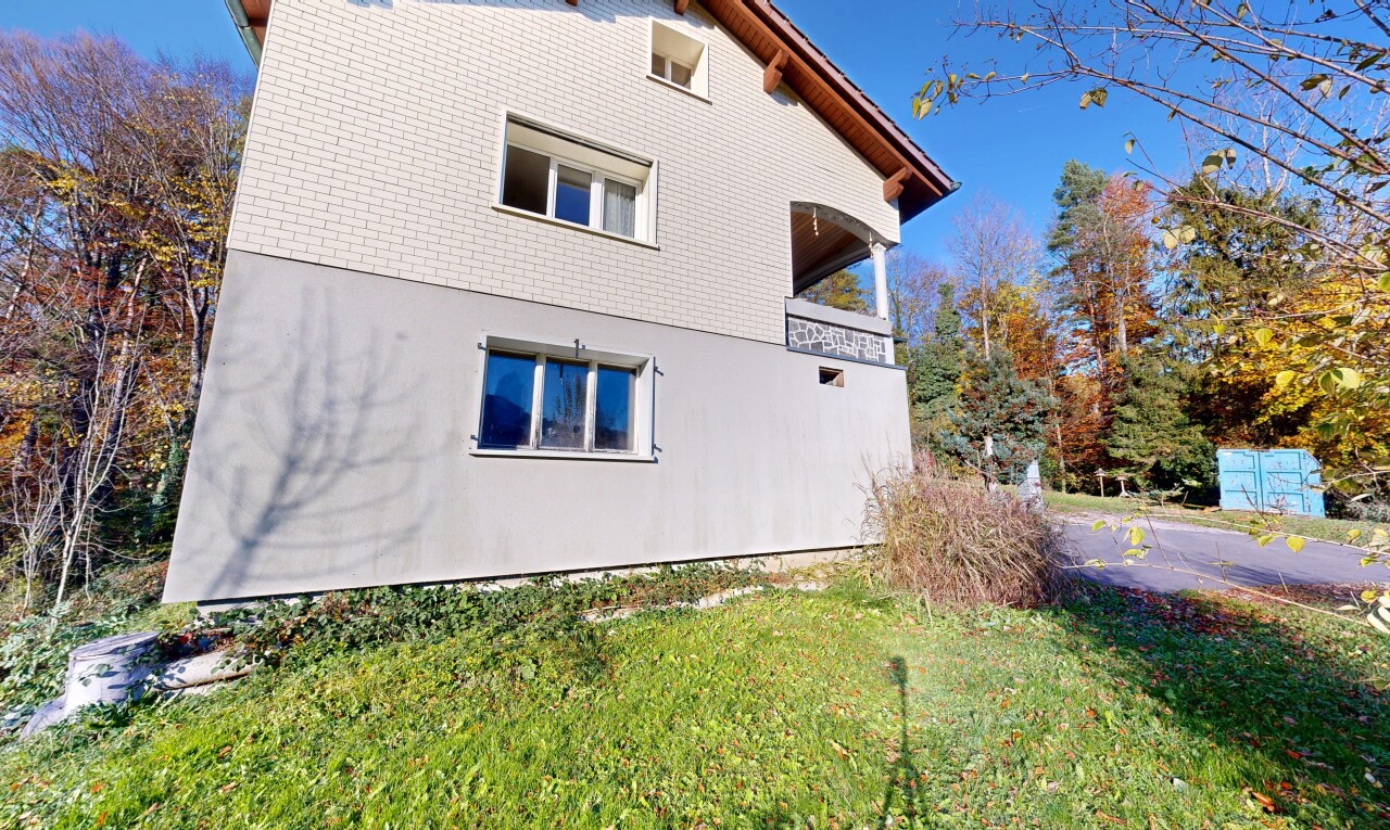 façade avec pelouse, day time, property visible, bardage en brique, et balcon