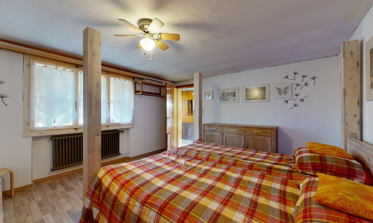 chambre avec inside property, cloison sèche, drywall, lumière naturelle, et natural light