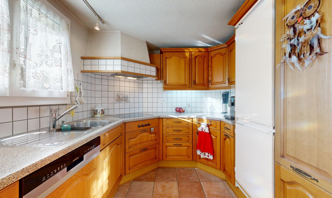 cuisine avec backsplash, dosseret, armoires en arc, lave-vaisselle, et inside property