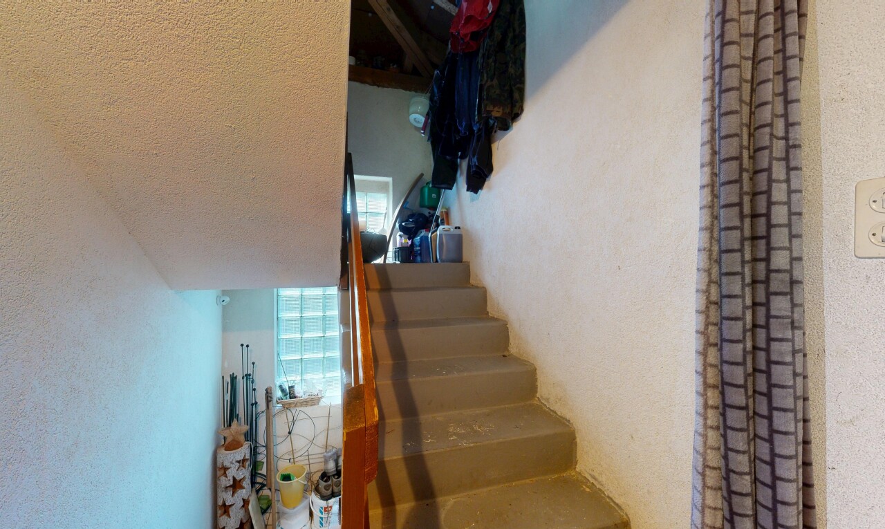 escaliers avec textured wall, mur texturé, et escaliers