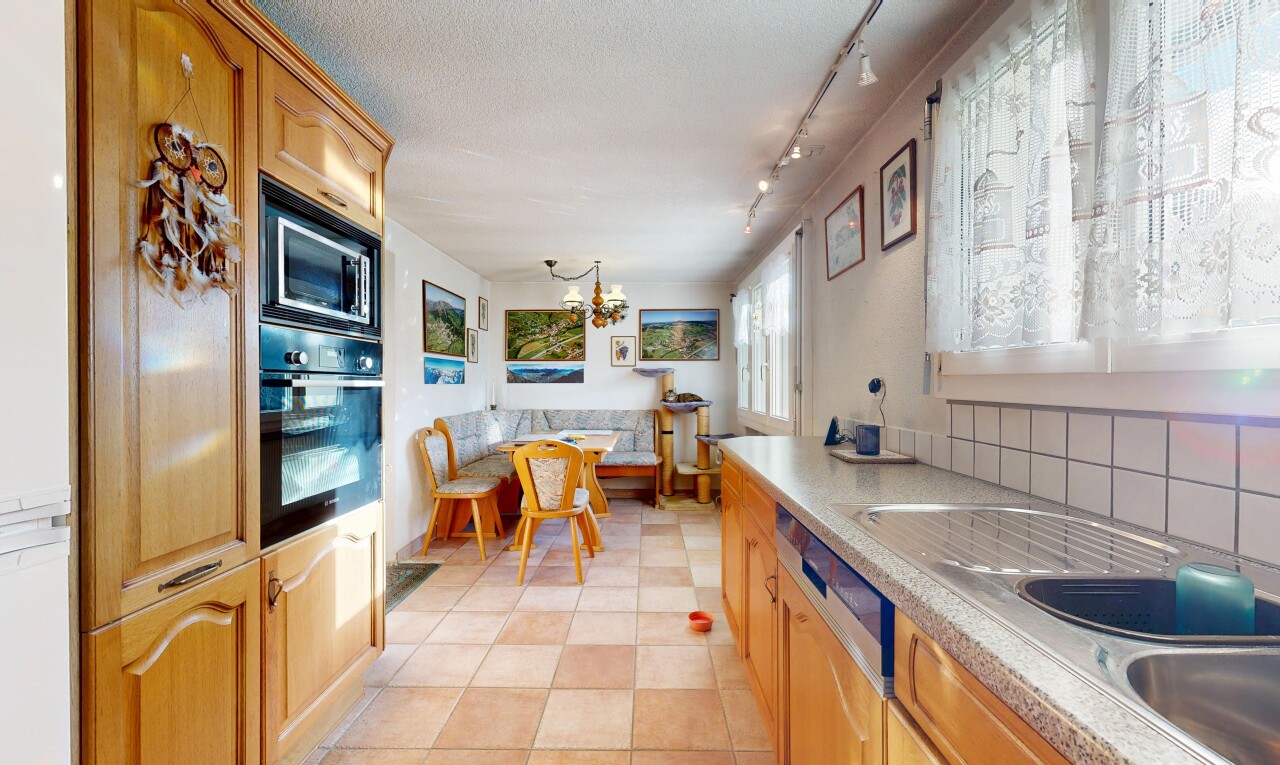 cuisine avec inside property, four, lustre remarquable, track lighting, et éclairage sur rail