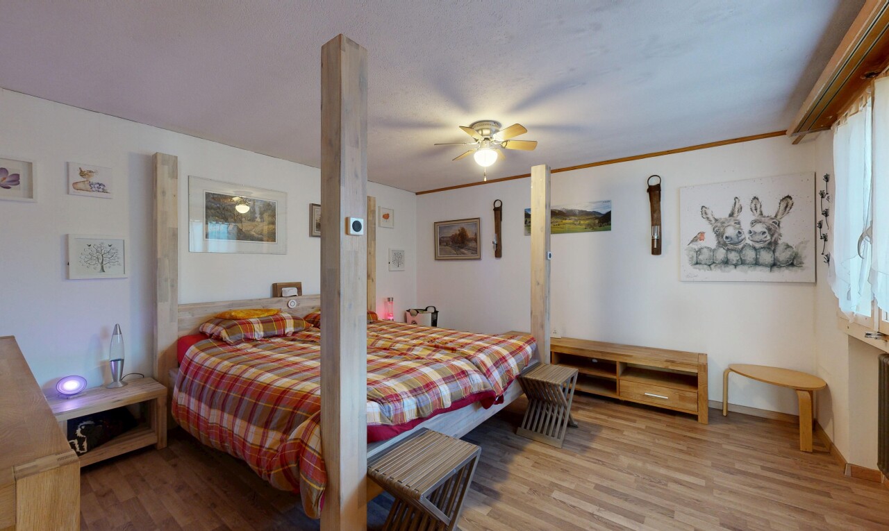 chambre avec inside property, wood finish floor, sol en finition bois, drywall, et cloison sèche