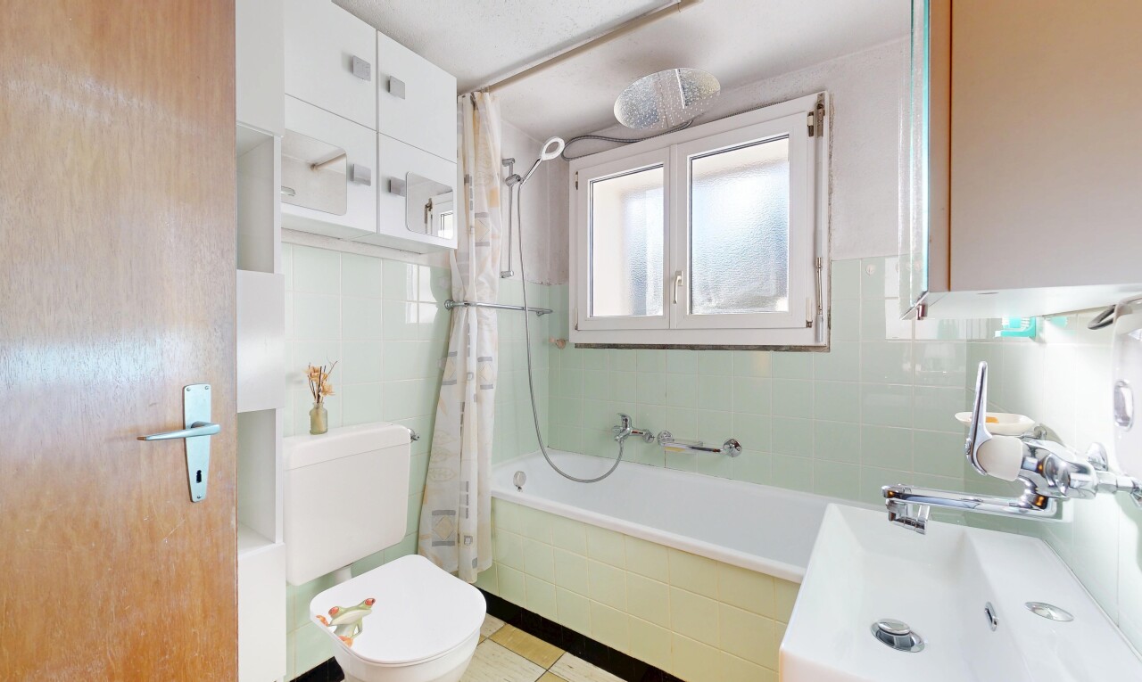 salle de bains avec évier, inside property, lumière naturelle, natural light, et salle de bain complète