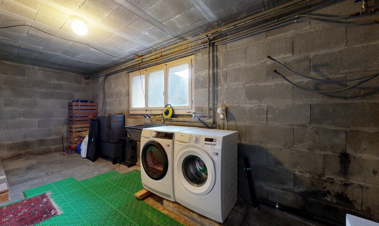 buanderie avec inside property, natural light, lumière naturelle, buanderie, et lave-linge et sèche-linge séparés