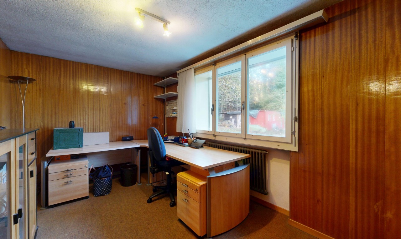 bureau avec wood wall, mur en bois, radiateur, inside property, et natural light